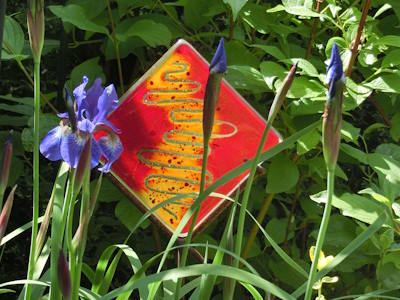 Symbolfoto-Gartentermine Glasdeko mit Blüten einer Wieseniris
